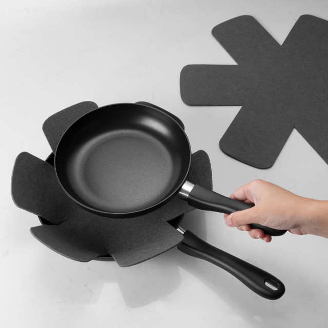 Sagenwolf Sagenwolf Pot & Pan Protectors, Set of 3 - Grey in use