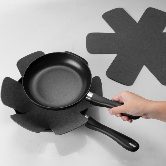 Sagenwolf Sagenwolf Pot & Pan Protectors, Set of 3 - Black in use 