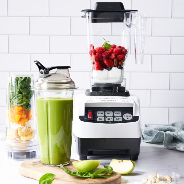 Omniblend Smoothie Cup, 950ml in use