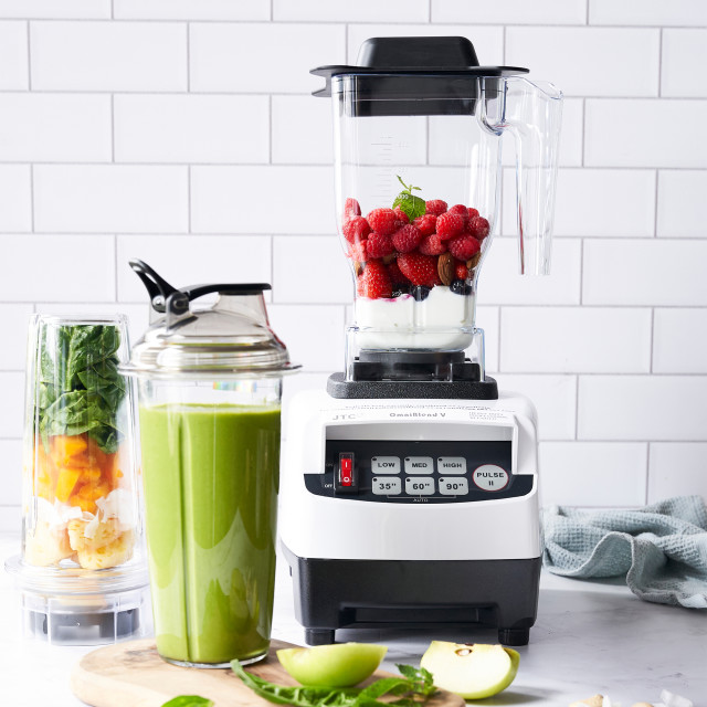 Omniblend Smoothie Cup with Adaptor, 950ml in use