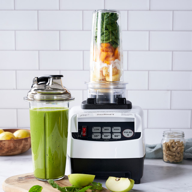 Omniblend Smoothie Cup with Adaptor, 950ml in use