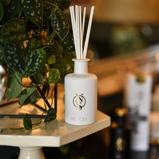 Neapolis Lake of Flowers Reed Diffuser, 220ml in use