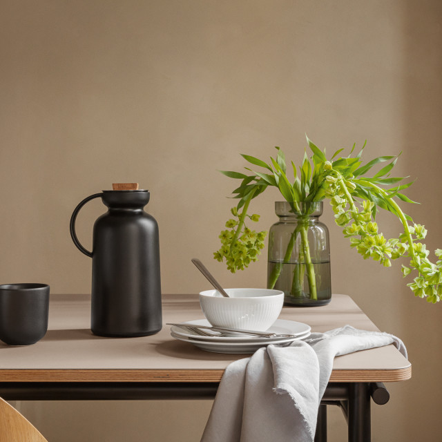 Eva Solo Silhouette Vacuum Jug, 1L - Black in use