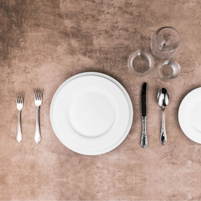 Jan White Dinner Plate, Set of 4 in use 
