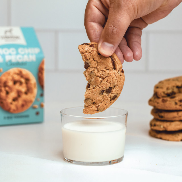 Terbodore Bakery Choc-Chip & Pecan Cookies, 220g in use 