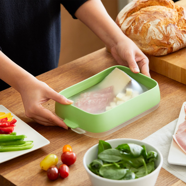 Lekue Reusable Seal Tray in use