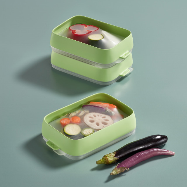 Lekue Reusable Seal Tray in use