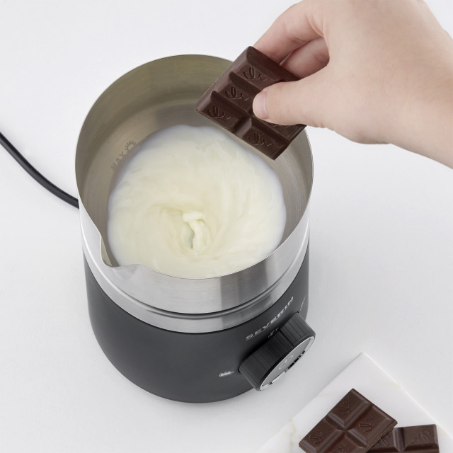 Severin Spuma 500 Induction Milk Frother in use with chocolate block