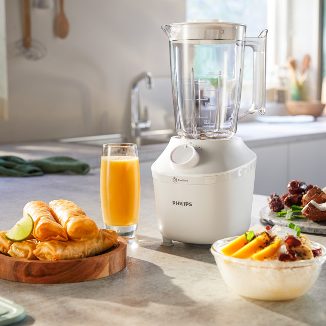 Philips Series 3000 Blender, 450W Product In Use