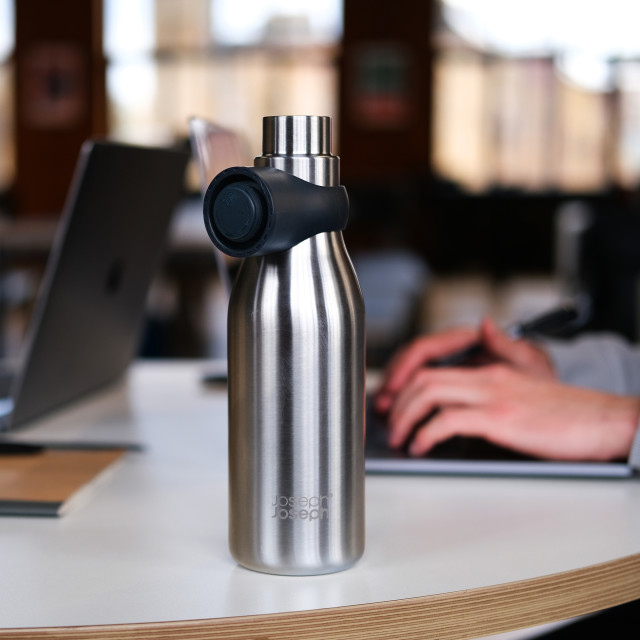 Joseph Joseph Loop Vacuum Insulated Water Bottle, 500ml - Brushed Anthracite Product Lifestyle Image