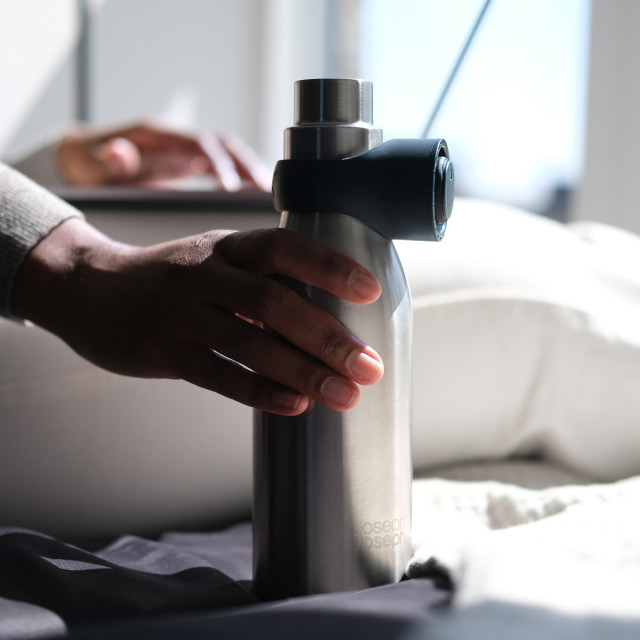 Joseph Joseph Loop Vacuum Insulated Water Bottle, 500ml - Brushed Anthracite Product Lifestyle Image
