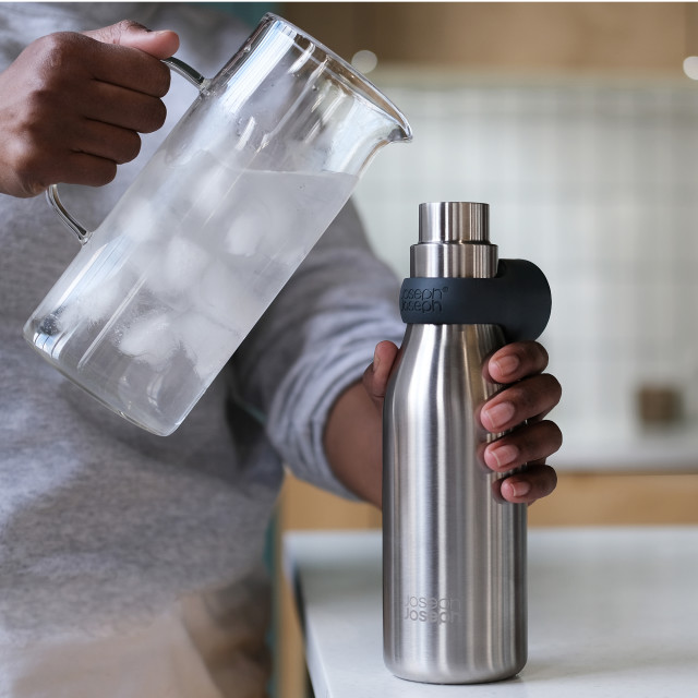 Joseph Joseph Loop Vacuum Insulated Water Bottle, 500ml - Brushed Anthracite Product Lifestyle Image