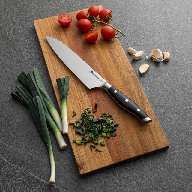 Sagenwolf Performance Chef's Knife, 21cm on a wooden board with sliced chives