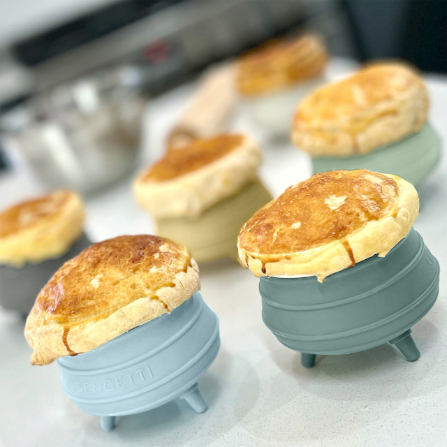 Sengetti Medium Potjie Pot - Aqua with baked bread
