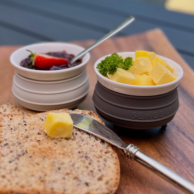 Sengetti Mini Potjie Pot, Set of 2 - Charcoal on the table