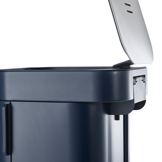 Joseph Joseph Porta Easy Empty Pedal Bin, 40L - Midnight Blue detail