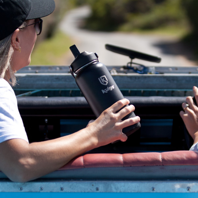 Kulgo Flask with Straw Cap, 1L - Black held