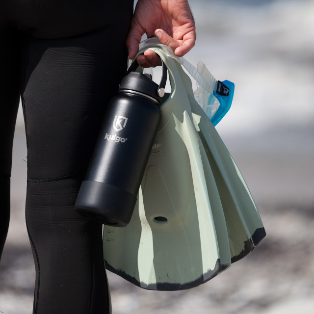Kulgo Flask with Straw Cap, 1L - Black with snorkelling fins and goggles