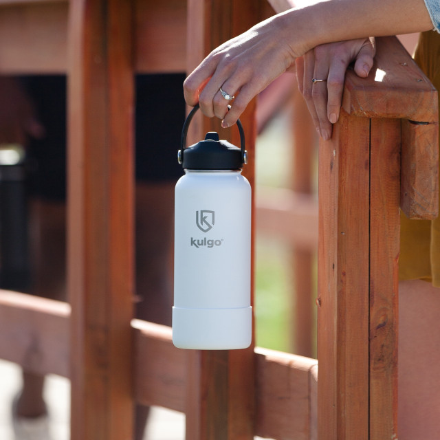 Kulgo Flask with Straw Cap, 1L - White held