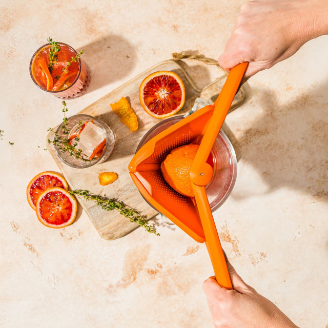 Dreamfarm Orange Fluicer Juicer with pomegranate