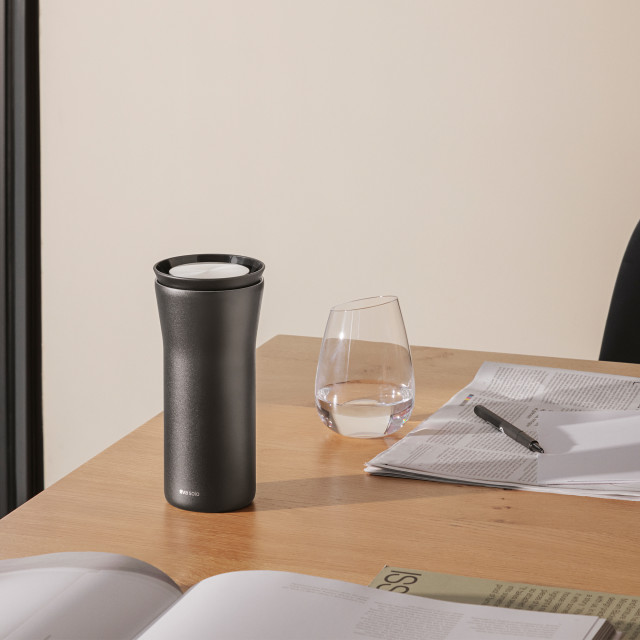 Eva Solo City To Go Cup, 350ml - Black on the desk