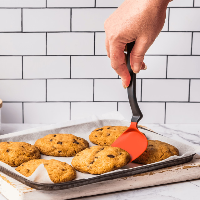 Dreamfarm Mini Chopula Spatula - Red lifting the cookie