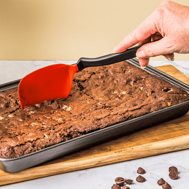 Dreamfarm Mini Chopula Spatula - Red cutting the baked brownie