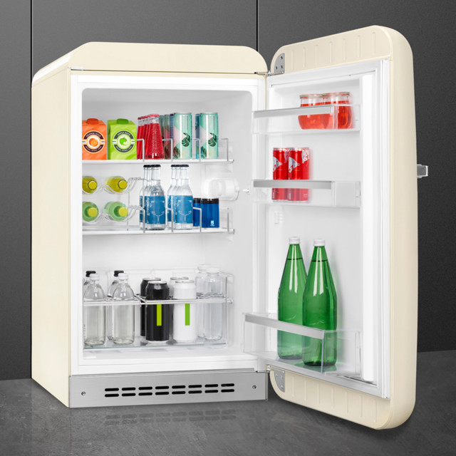 Smeg Retro 50's Style Bar Refrigerator - Vintage Cream with drinks