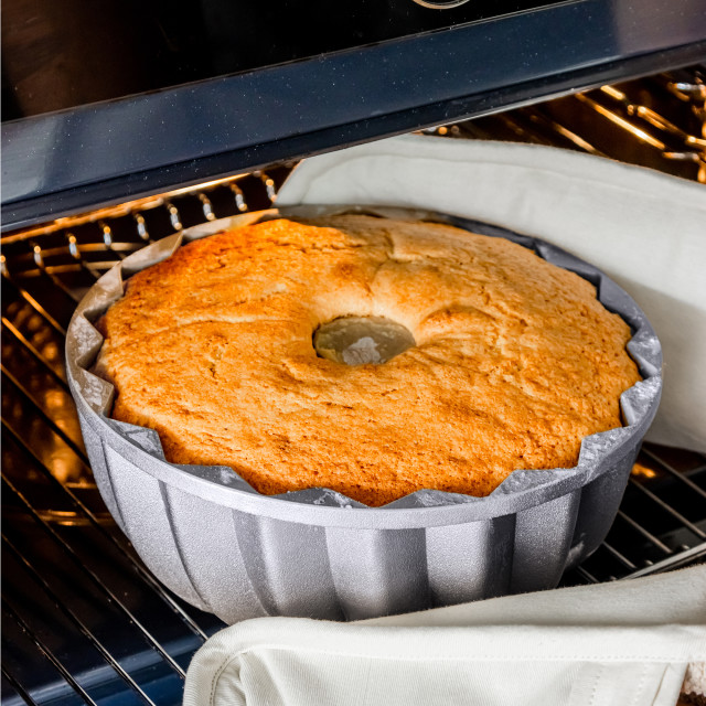 MasterClass Non-Stick Cast Aluminium Decorative Cake Tin, Swirl baked cake