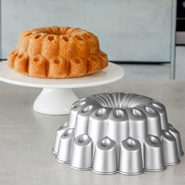 MasterClass Non-Stick Cast Aluminium Decorative Cake Tin, Tiered with the cake