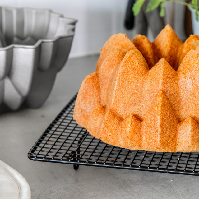 MasterClass Non-Stick Cast Aluminium Decorative Cake Tin, Peak with a baked cake