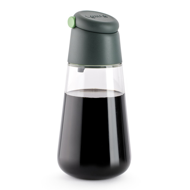 Lekue Oil Bottle, 400ml angle with vinegar