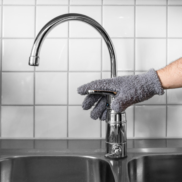Nordic Stream High Five Microfiber Glove, 2 Pack wiping the kitchen tap