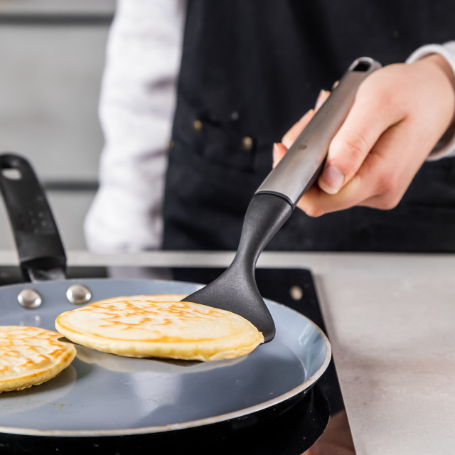 MasterClass Soft Grip Stainless Steel Short Turner, 29.3cm turning a flapjack