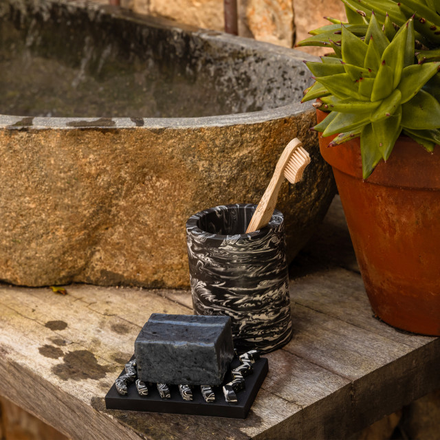 Alkaline Marbled Ziggy Soap Dish - Black with a toothbrush holder