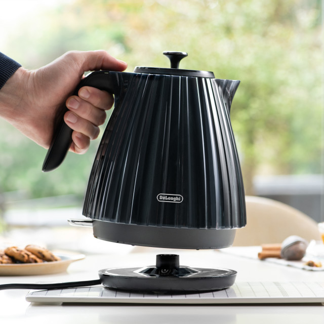 DeLonghi Ballerina Cordless Kettle, 1.7L - Furnace Black on the kitchen counter