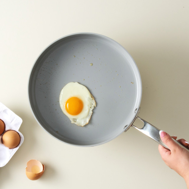 Wolstead Mineral Non-Stick Cookware, Set of 4 - Ivory pan with an egg