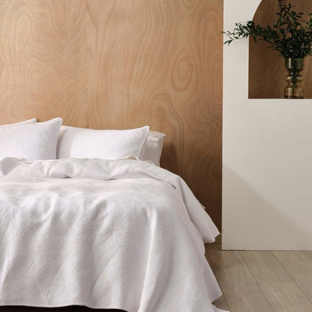 Linen House White Manon  Coverlet Quilt Set - Single/Three Quarter