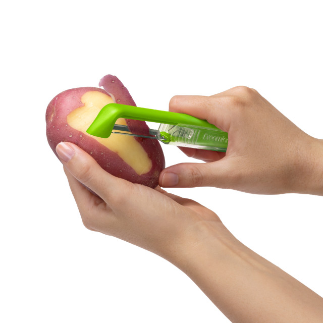 Dreamfarm Sharple Peeler - Green peeling a sweet potato
