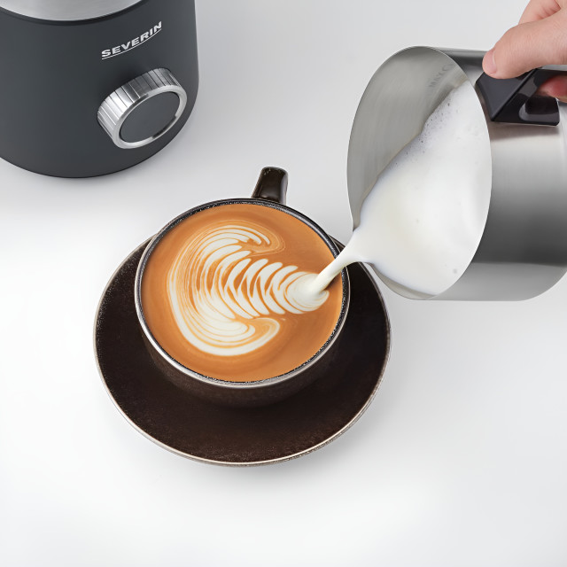 Severin Induction Milk Frother Spuma 700 Plus with milk