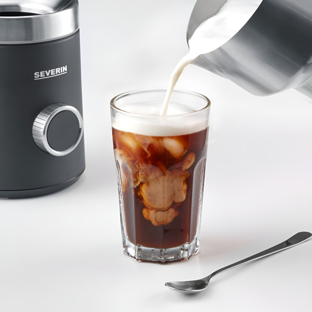 Severin Induction Milk Frother Spuma 700 Plus with milk