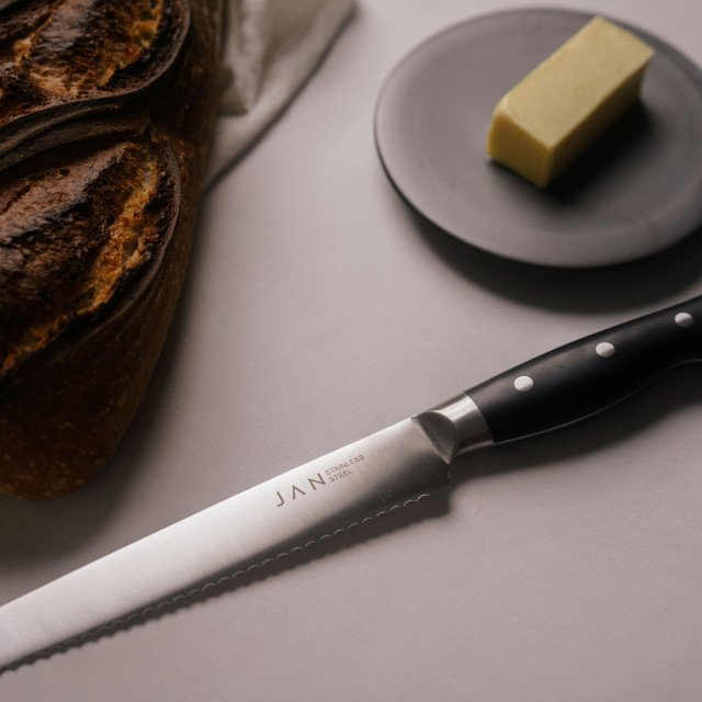 JAN Bread Knife in Magnetic Box, 20cm