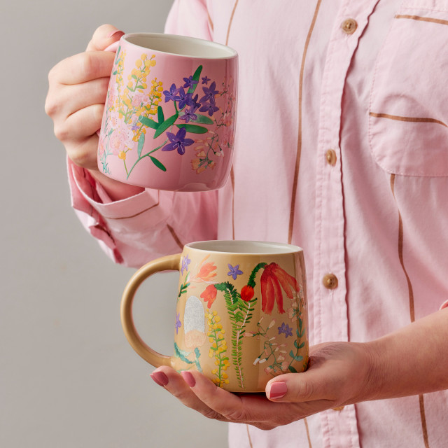 Maxwell & Williams Garland Mug, 370ml - Green and another colour held