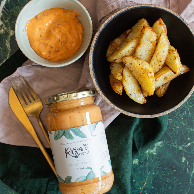 Razias Pickle Medium Chilli Mayo, 375ml with potatoes