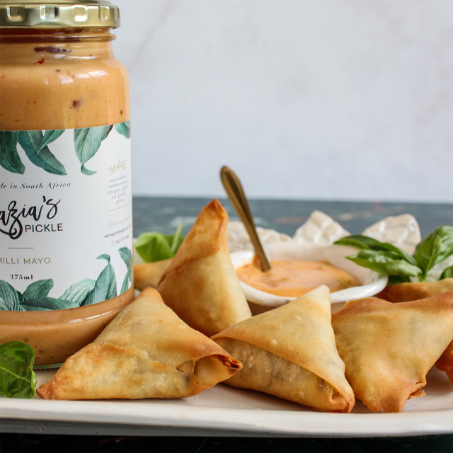 Razias Pickle Medium Chilli Mayo, 375ml with samoosas