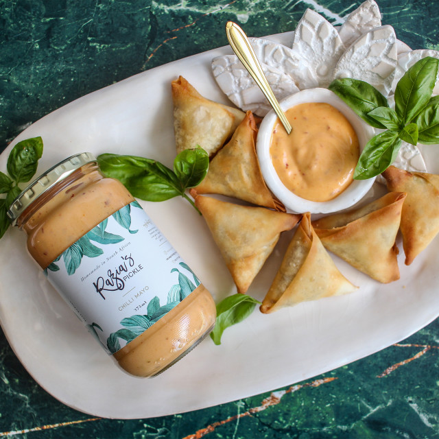 Razias Pickle Medium Chilli Mayo, 375ml with samoosas
