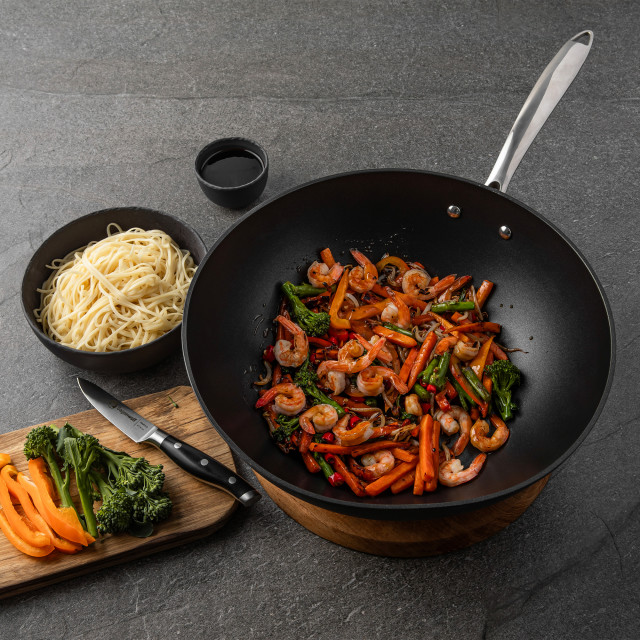 Sagenwolf Titanium Series Non-Stick Wok with Lid, 32cm - Black with prawns on the table
