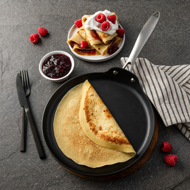 Sagenwolf Titan Lite Non-Stick Crepe Pan, 26cm - Black with pancakes