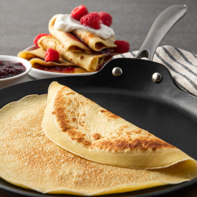 Sagenwolf Titan Lite Non-Stick Crepe Pan, 26cm - Black with pancakes
