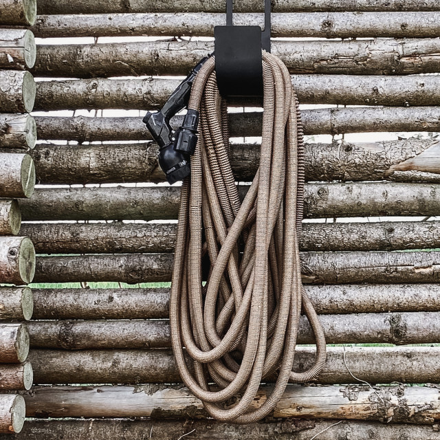 By Benson Deluxe Hose Set, 25m - Sand hanging on a wall